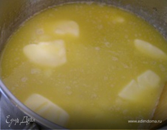 Когда сироп начнет загустевать добавить сливочное масло,