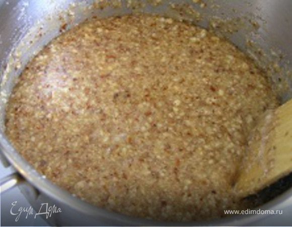 затем миндаль и мешать деревянной лопаткой пока миндальное тесто не начнет отставать от стенок посуды.