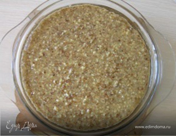 Выложить тесто на смазанный маслом противень (у меня стеклянная форма 18 см), разровнять в пласт толщиной 2 см и поставить в духовку на 20 минут при 130-145*С.