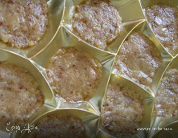 А теперь бонус! Так как все миндальное тесто у меня не поместилось в форму для выпечки я решила сделать конфеты. Для этого оставшуюся часть теста выложить в формочки для конфет (у меня обычный вкладыш-ячейка из пустой коробки от конфет).