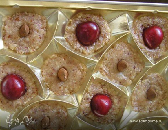Сверху разложить половинки черешни, вынув косточки, и слегка вдавить, также можно украсить ядрами миндаля. Поставить в холодильник на час. Конфеты готовы!
