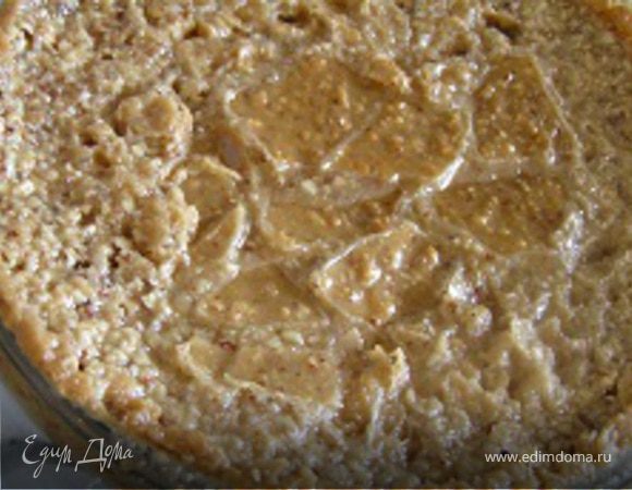 Испеченное миндальное тесто остудить, аккуратно разрезать на порционные кусочки-пирожные в виде треугольников или ромбов. Посыпать сахарной пудрой, подавать с черешней.