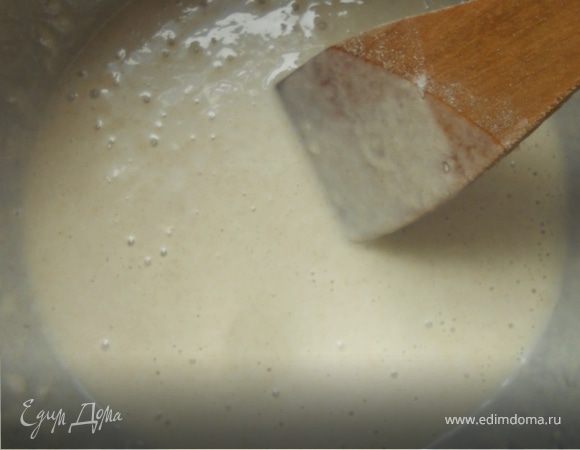 В теплой воде растворить дрожжи, сахар, соль, просеять немного ржаной и пшеничной муки (грамм 50 в общей сложности), размешать. Оставить в теплом месте на 2 часа. 