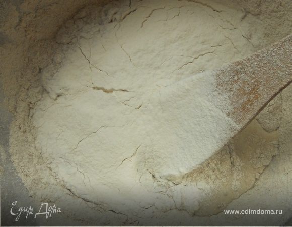 В закваску просеять оставшуюся ржаную и пшеничную муку, размешать. 