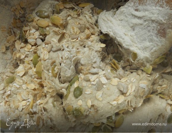 Добавить немного оливкового масла (ложка-две), большую часть семечек и овсяных хлопьев (немного оставить для присыпки).