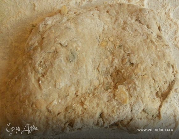 Далее замесить тесто, по немногу подсыпая муку ***Тут, наверное, основная ловушка: ржаная мука при контакте с водой становится липкой и хочется подсыпать и подсыпать муку. Главное, вовремя оcтановиться, чего я не сделал - тесто получилось тяжеловатым***