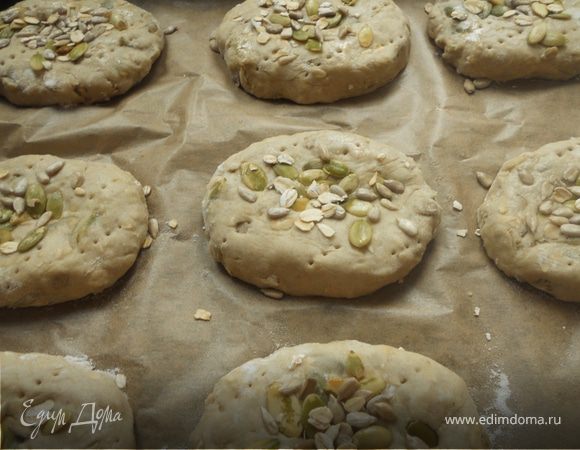 Проткнуть вилкой, смазать кисточкой, смоченной в воде, присыпать семечками, немного вдавливая их в тесто ***Ошибка №2 - в итоге большая часть семечек все-таки отвалилась:)***