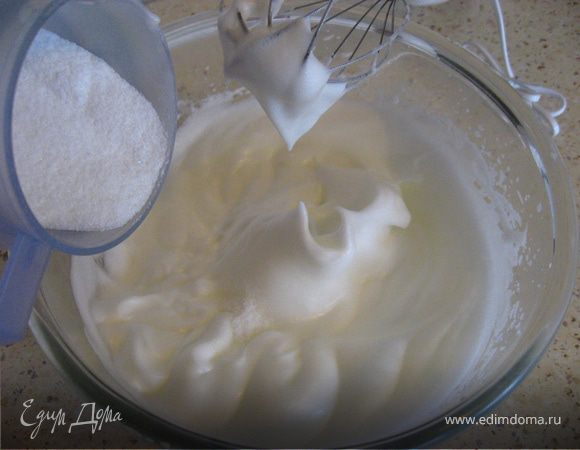 В глубокой миске взбить яичные белки, соль и сок лимона до густой пены. Добавить понемногу оставшийся сахар. Взбивать пока не раствориться сахар, а белки станут плотными.