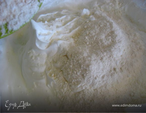 Просеять на белки, небольшими порциями, смесь  муки с сахаром. Осторожно вымешивая после каждой порции.