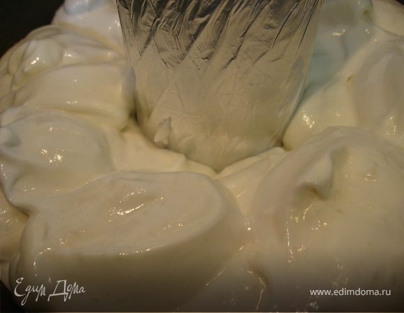 Выложить тесто в сухую круглую форму-кольцо, довольно высокую, т.к. бисквит поднимается хорошо.( У меня такой формы нет я просто установила посередине чугунка жаропрочный стакан с солью обмотанный фольгой.)  Провести вилкой по поверхности выравнивая ее и разбивая пустоты. Выпекать в заранее разогретой до 170гр. духовке 45-50 мин. Бисквит должен полностью остыть, после извлечь из формы, осторожно отделяя от стенок лопаткой.