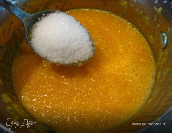 Ложку сахара добавляем в пюре.