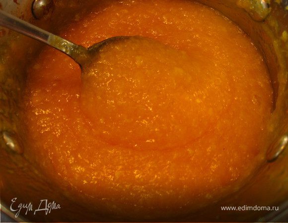 Разводим в лимонном соке крахмал и вливаем в закипающее пюре, размешиваем, отставляем в сторону остывать.