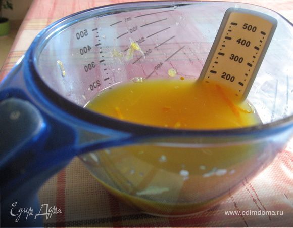 Крем: Выдавливаем сок 1 апельсина.