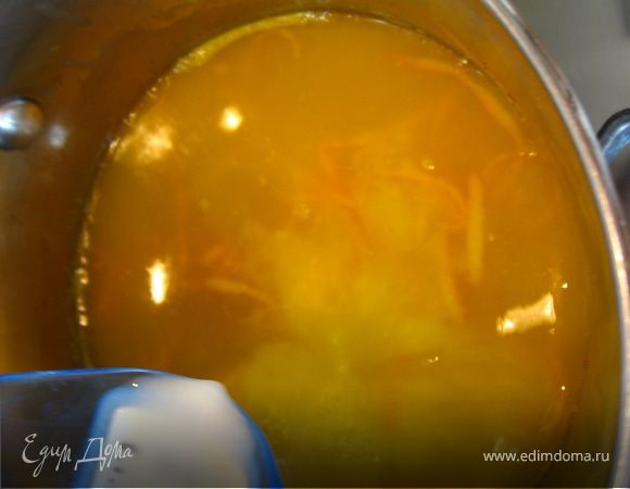 Повторяем шаги 6,7 т.е нагреваем сок, добавляем сахар и вливаем разведенный в воде крахмал.