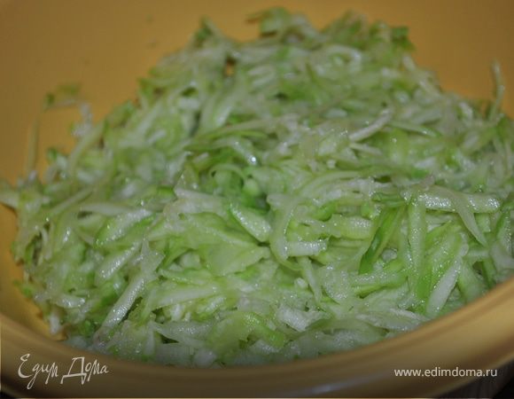 Кабачки натереть на терке, посолить и оставить на время.