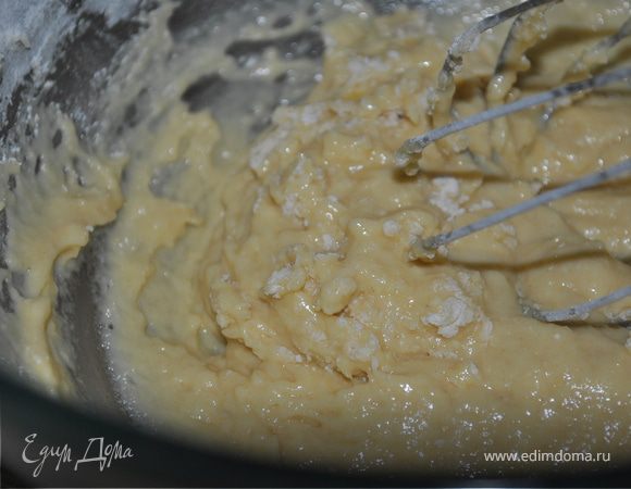 Муку смешать с разрыхлителем и сахаром.
Яйца слегка взбить, смешать с мучной смесью.