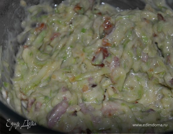 С кабачков отжать сок, смешать их с тестом. Добавить обжаренные лук и бекон.