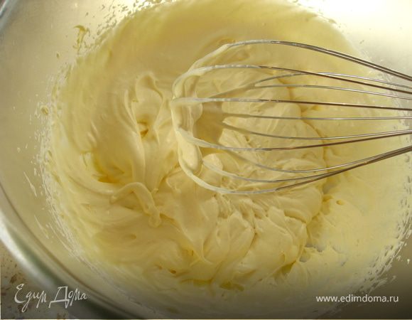 Сметану взбить.