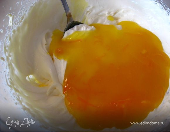 Добавить в крем загустевший сок, перемешать.