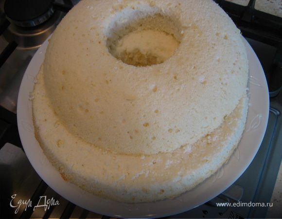 Остывший бисквит разрезаем острым или зубчатым ножом на два коржа.