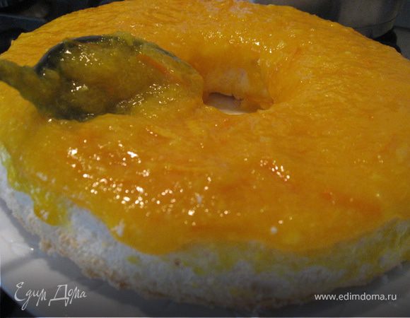 Нижний корж густо промазываем получившимся у нас джемом.