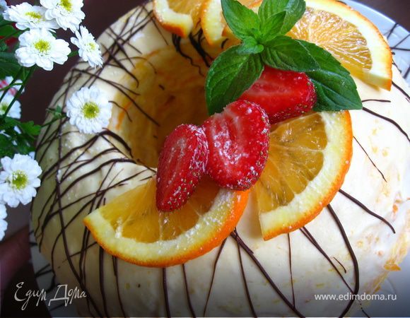 Украшаем торт темным шоколадом, можно и погуще (т.к. очень сочетается с апельсиновым кремом.) Ставим чай, зовем к столу близких, угощаем и наслаждаемся апельсиновым" Солнечным днем"!