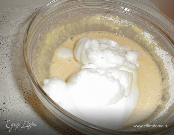 К массе добавляем молоко взбиваем и добавляем взбитые белки. Аккуратно перемешиваем.