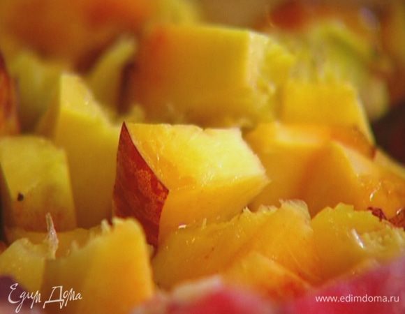 Персики, удалив косточки, нарезать крупными кусочками.