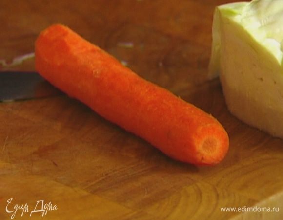 Морковь и редиску почистить.