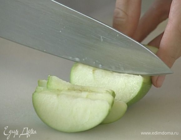 Яблоко разрезать и удалить из него сердцевину.