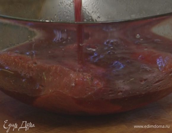 Влить красное вино, закрыть крышкой и оставить на час мариноваться.