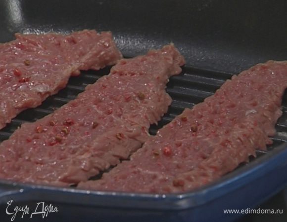 Разогреть сковороду-гриль и обжаривать мясо на каждой стороне по нескольку минут.