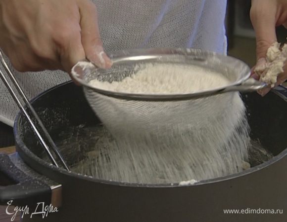Муку просеять через сито. 