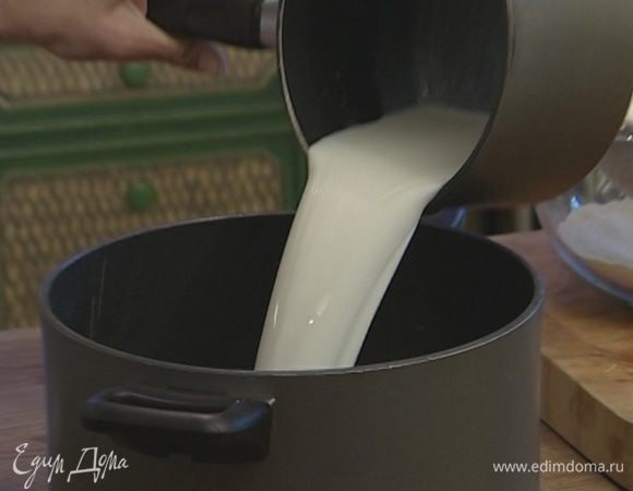 Дрожжи развести в небольшом количестве теплого молока; когда они полностью разойдутся, соединить с остальным молоком. 