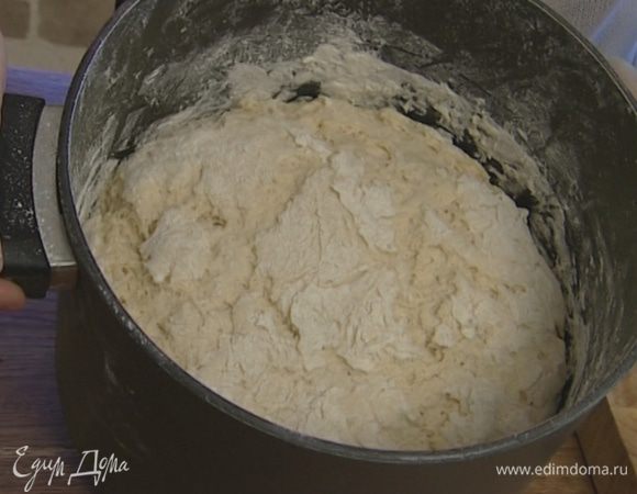 Постепенно всыпать в молоко муку (немного муки оставить), затем соль и щепотку сахара и замесить тесто. Накрыть кастрюлю с тестом полотенцем и оставить на час в теплом месте без сквозняков.