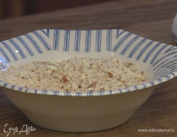 Миндаль измельчить блендером в однородную крошку. 