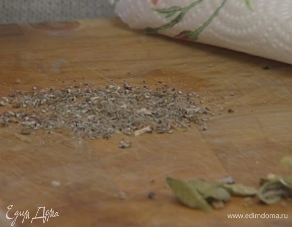 Из стручков кардамона вынуть зерна и растереть в ступке или измельчить при помощи скалки.