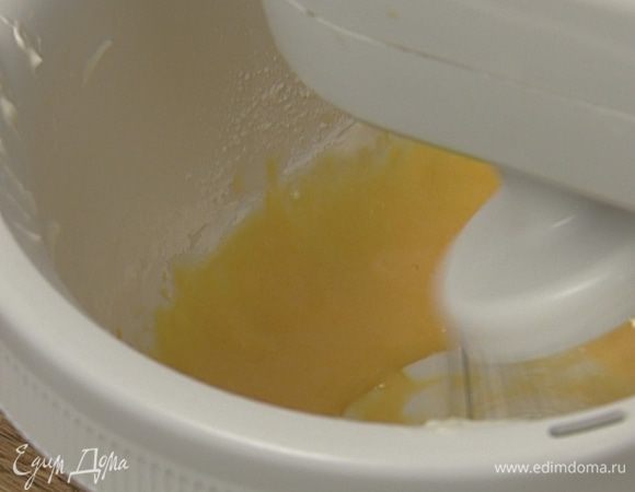 Желтки взбить с оставшимся сахаром.