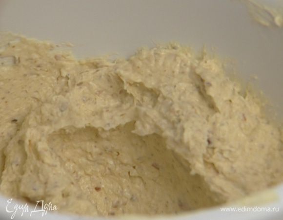 Не переставая взбивать, добавить 200 г предварительно размягченного сливочного масла, затем миндаль (немного миндаля оставить), кардамон и лимонную цедру. 