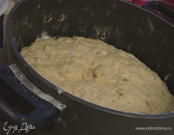 Соединить орехово-масляную массу с тестом, вымесить все вместе, накрыть полотенцем и поставить подходить в теплое место еще на час.