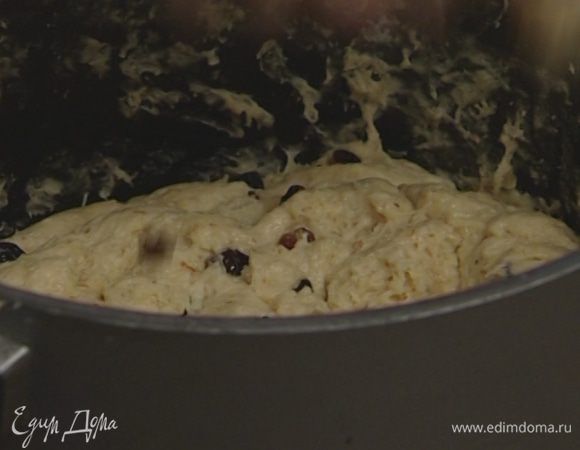 Изюм промыть, всыпать в тесто и вымешать еще раз. 