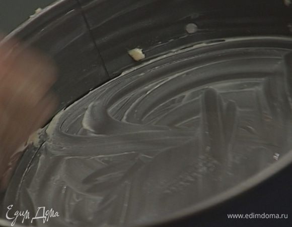 Форму для выпечки смазать оставшимся сливочным маслом.