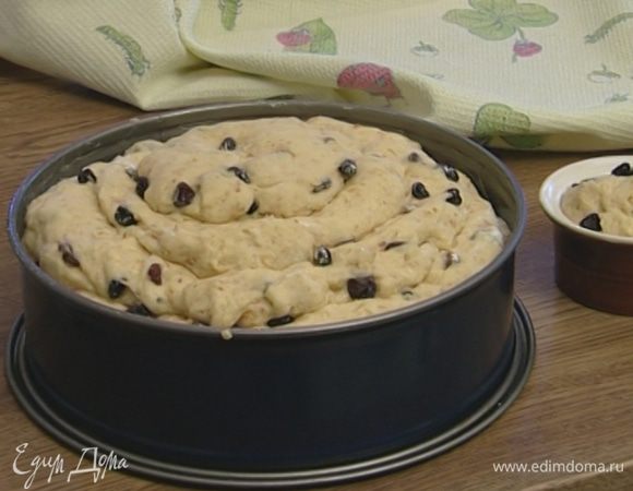 Сделать из теста несколько круглых пластов толщиной 2-3 см разного диаметра, присыпать каждый мукой, выложить в форму один на другой в виде пирамиды и оставить в теплом месте еще на 30 минут.