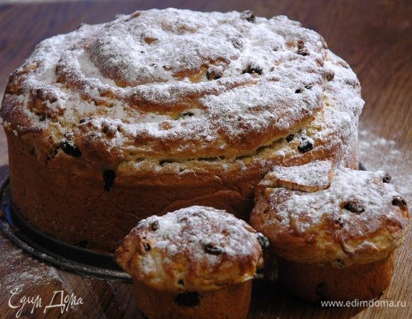 Когда кулич подойдет, смазать его сверху взбитым яйцом, присыпать оставшейся миндальной крошкой и выпекать 40–50 минут в разогретой духовке. 