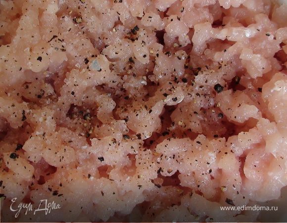 Сделать фарш, посолить, поперчить.