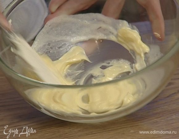 Подогреть 2–3 ст. ложки сливок и растереть с предварительно размягченным сливочным маслом. 