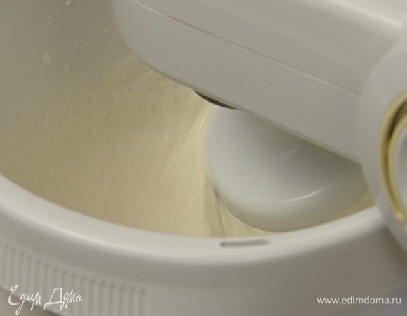 Оставшиеся сливки охладить, а затем взбить с 1/2 стакана сахарной пудры. 