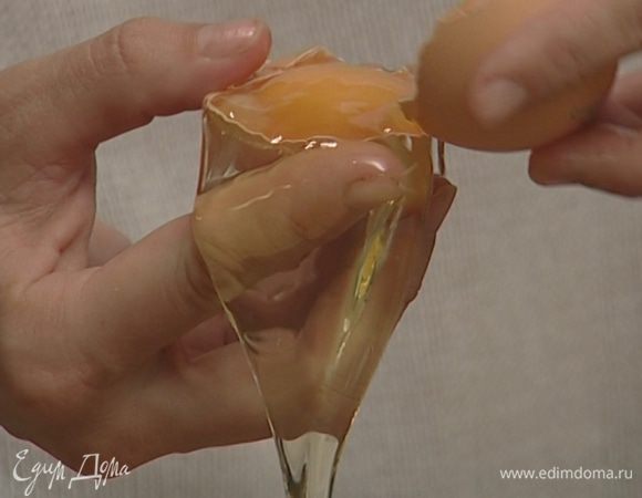 Белки отделить от желтков.