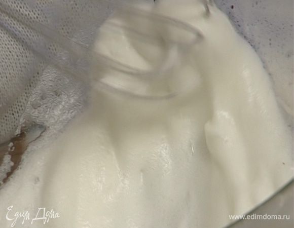 Белки взбить со щепоткой соли. 