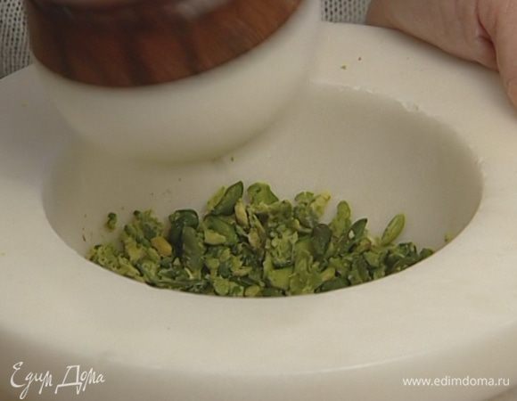 Фисташки измельчить так, чтобы получились кусочки разных размеров (немного фисташек оставить).